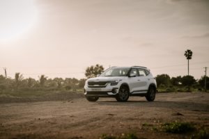 Kia Sorento 2021 | White Four Door SUV | On Dirt Trail